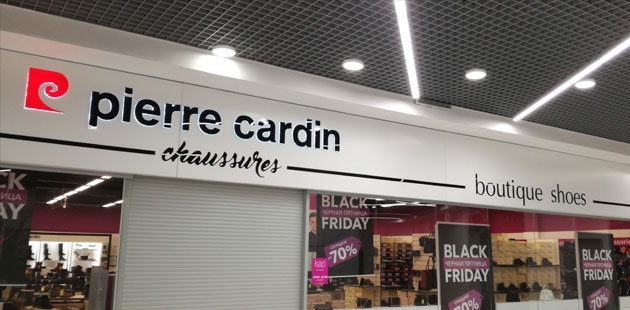 Угловая вывеска в ТЦ: «Kari — Pierre Cardin»